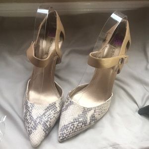 BCBGeneration Size 8.5 Beautiful Two Toned Shoes